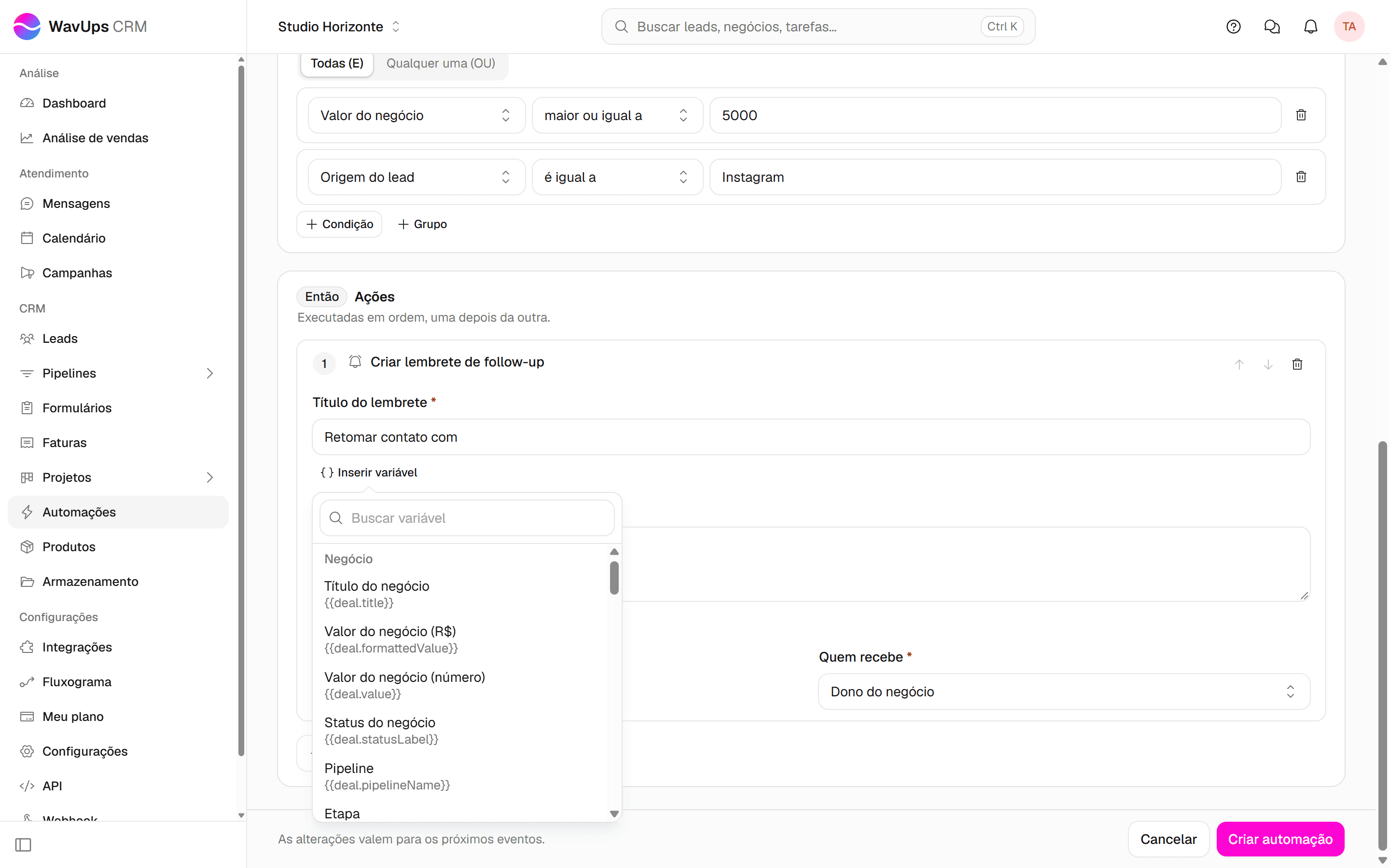Ação Criar lembrete de follow-up com o menu Inserir variável aberto, listando Nome do lead, Telefone do lead, E-mail do lead, Título do negócio e Valor do negócio.