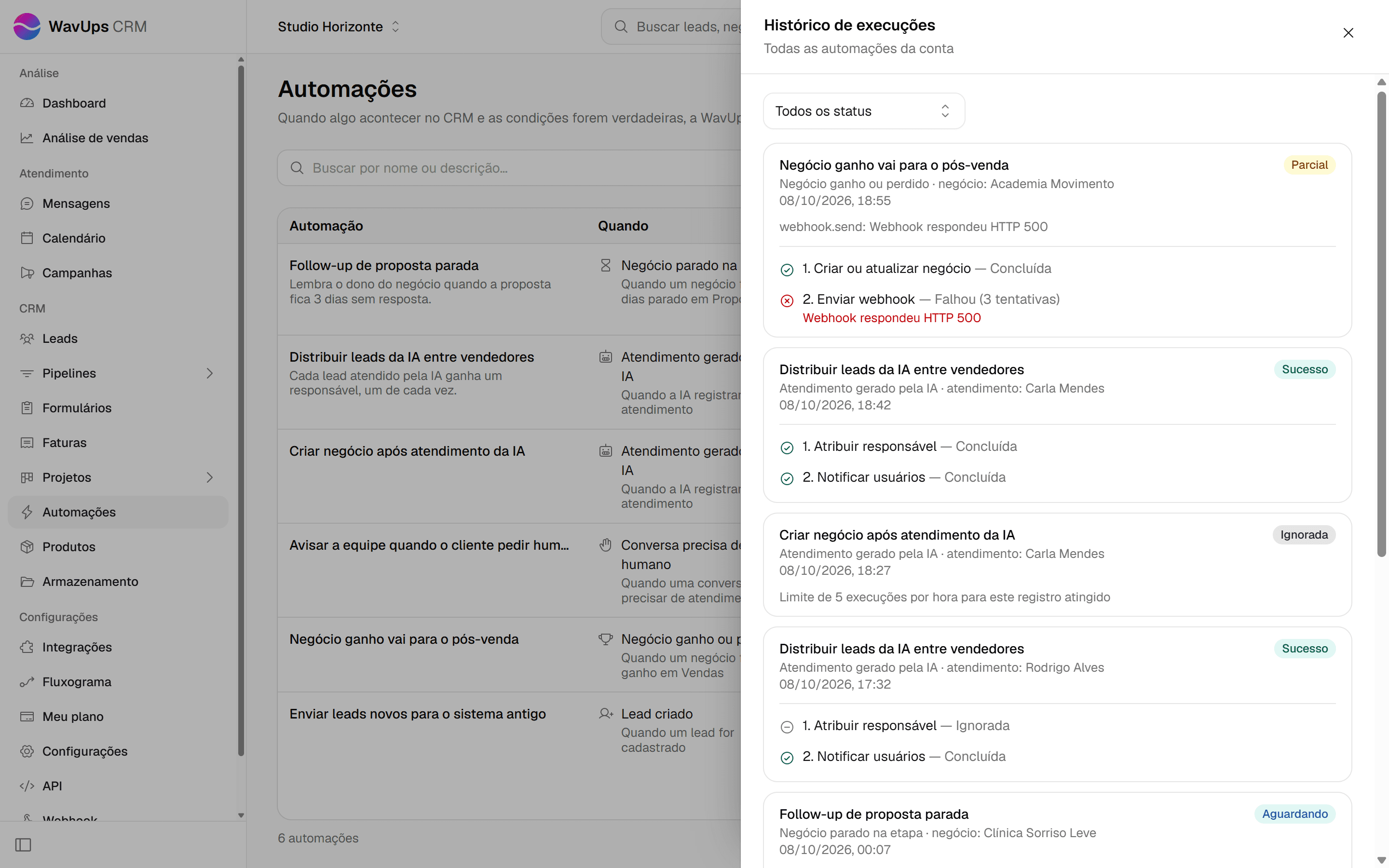 Painel Histórico de execuções com o filtro Todos os status e execuções com os status Parcial, Sucesso e Ignorada, cada uma com os passos e o resultado.
