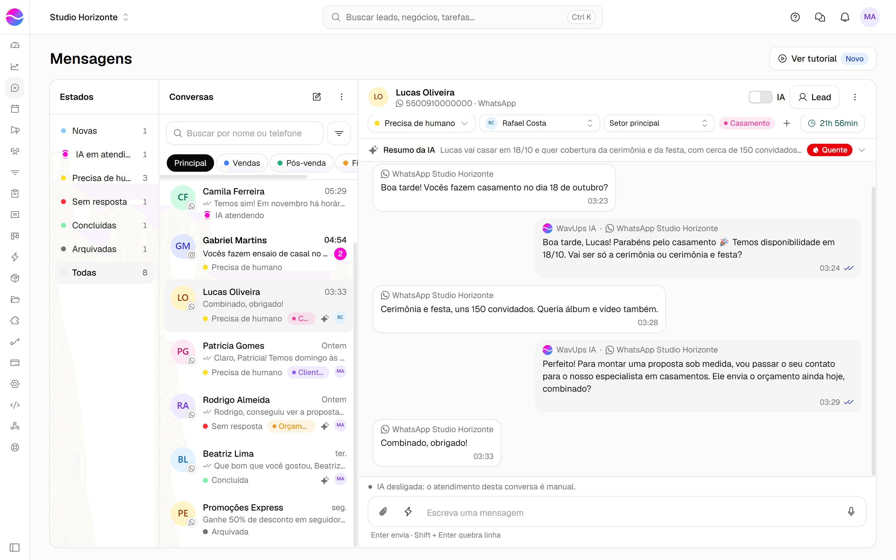Tela de Mensagens da WavUps CRM com a coluna de estados à esquerda, a lista de conversas no meio e uma conversa aberta à direita.